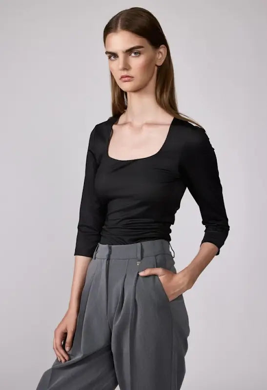 Desiree - Basics U Top in Black