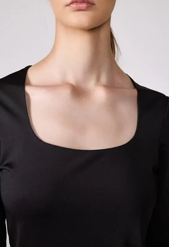 Desiree - Basics U Top in Black